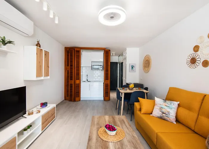 Apartment Bajondillo Beach, Large Loft With Intense Sun